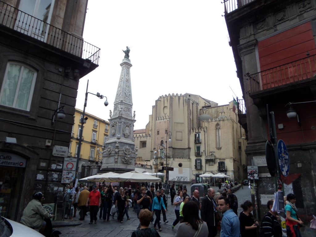 Pestsäule in Neapel auf der Piazza San Domenico Maggiore 1556
