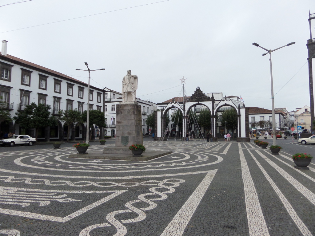 Platz Avenida Infante Dom Henrique