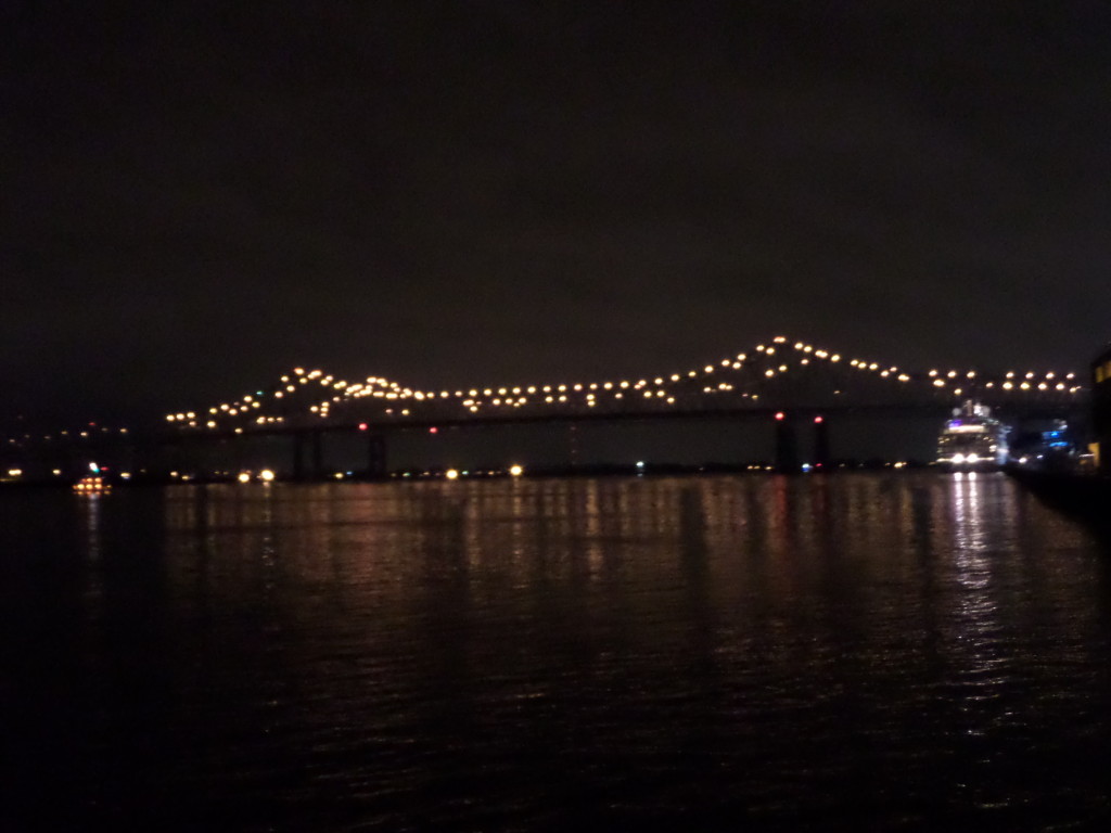 Brücke über den Mississippi bei Nacht
